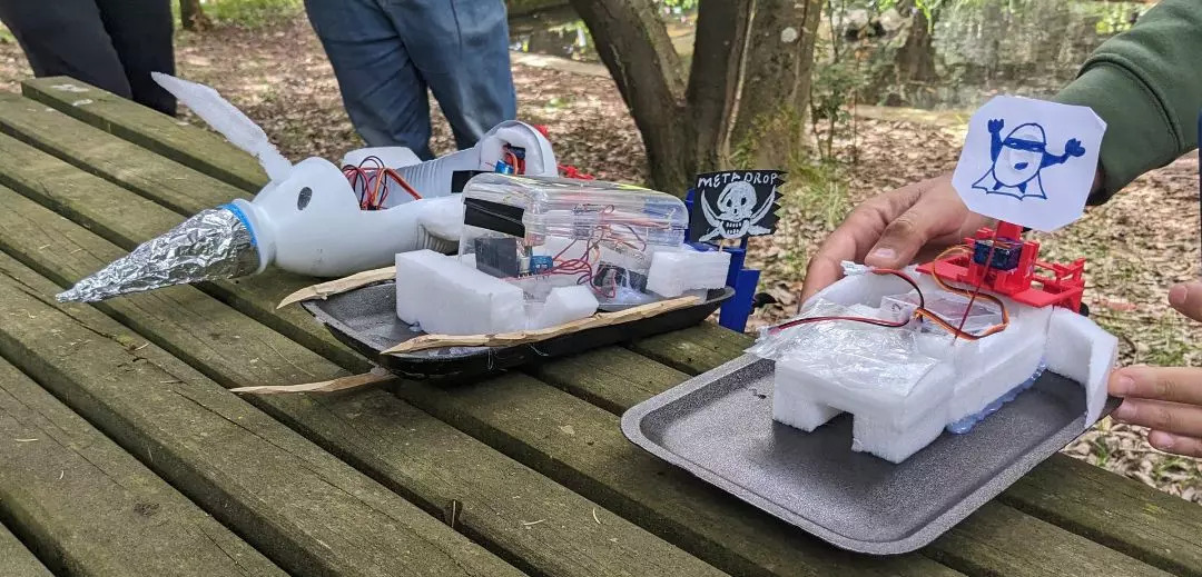 Barco RC ESP32 — vista delantera