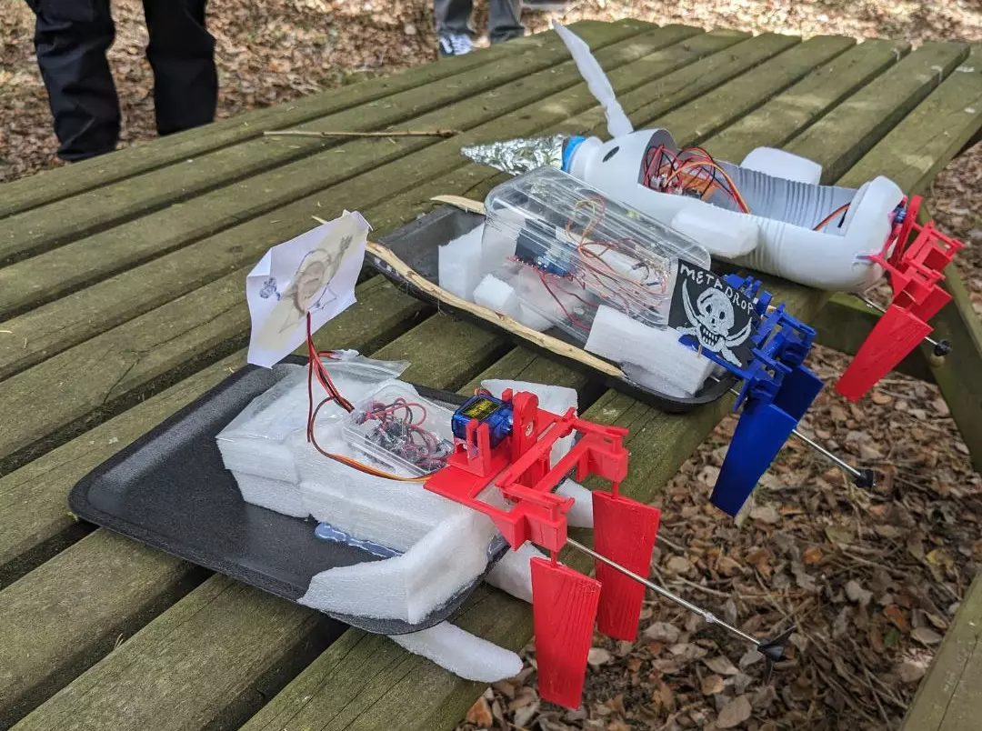 Barco RC ESP32 — vista trasera