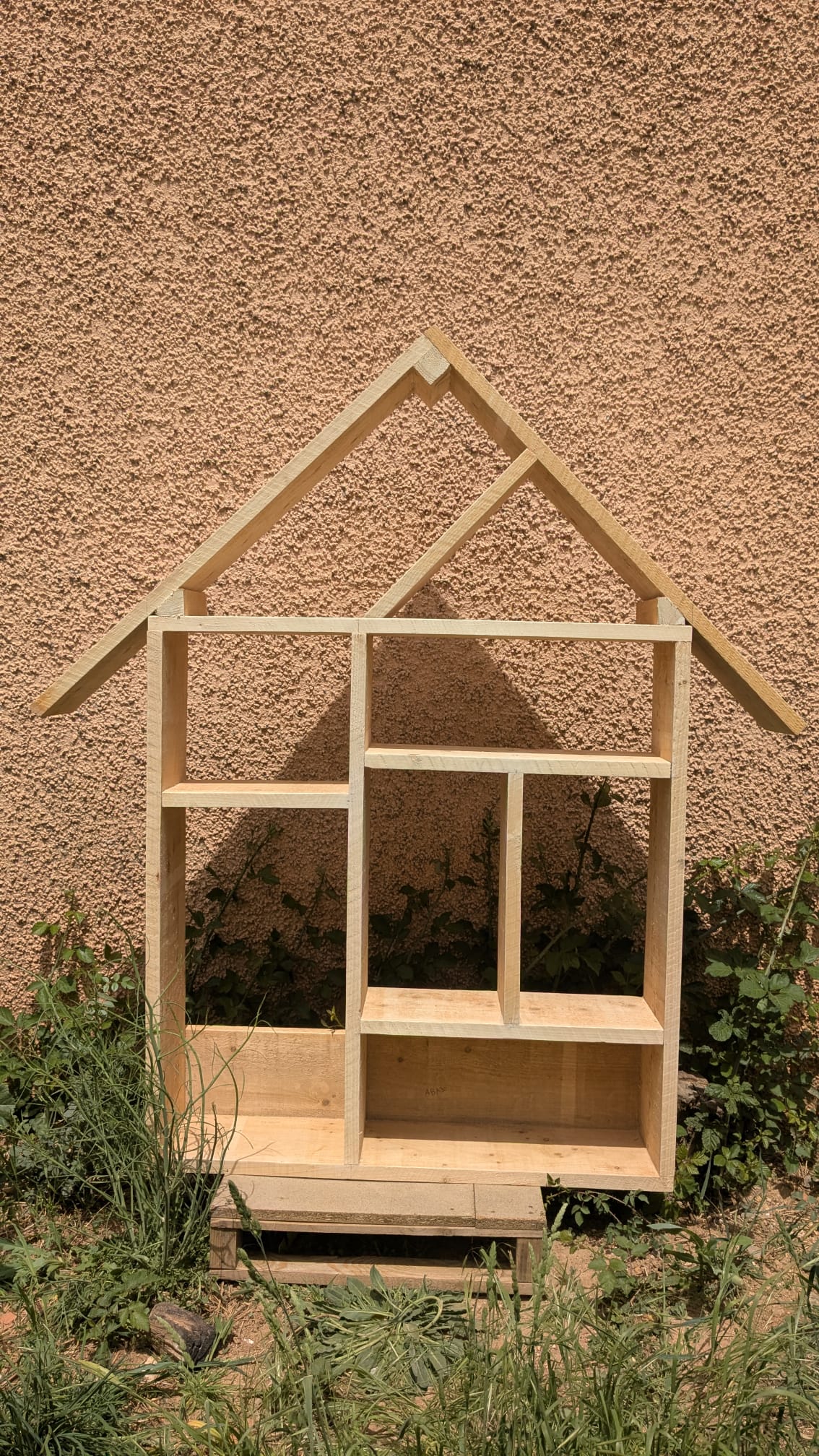 Hotel de insectos en construcción